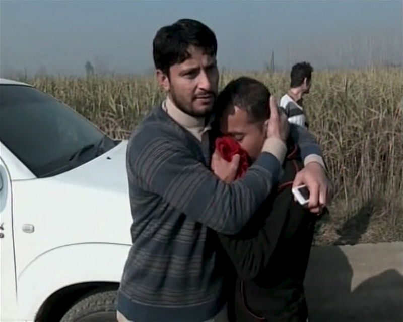 © Reuters. Charsadda, Pakistan: dopo l'attacco dei militanti nel campus della Bacha Khan University, oggi