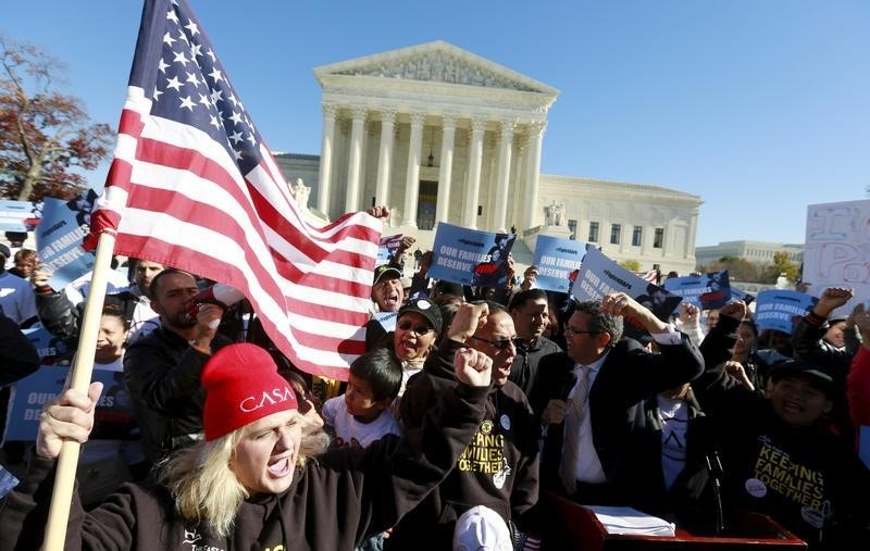 © Reuters. Immigrants and community leaders rally in front of the U.S. Supreme Court to mark the one-year anniversary of President Barack Obama's executive orders on immigration in Washington