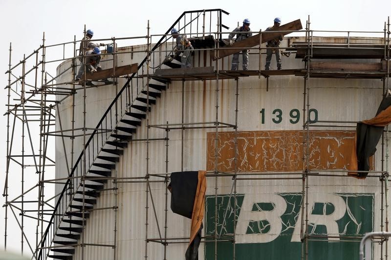 © Reuters. Trabalhadores reparam tanque da Petrobras em Brasília