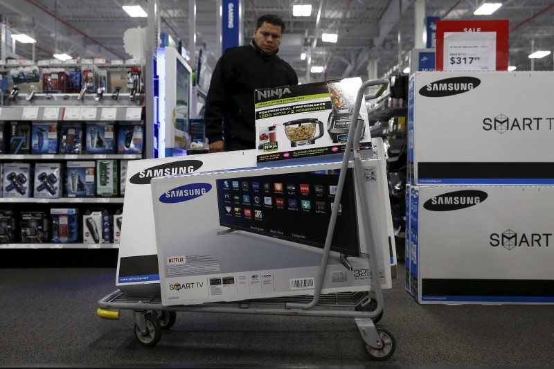 © Reuters. A shopper looks at items in a shopping cart  at a Best Buy store in Westbury, New York