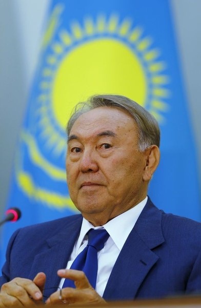 © Reuters. Kazakhstan's President Nazarbayev attends a news conference after a meeting with Ukrainian President Poroshenko at the Akorda presidential residence in Astana