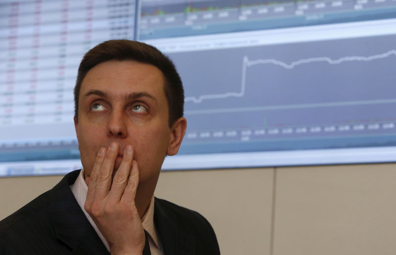 © Reuters. Мужчина в зале Московской биржи