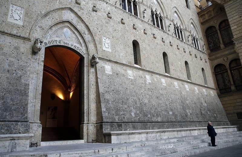 © Reuters. Algunos clientes de Monte Paschi retiran sus ahorros mientras cae en bolsa