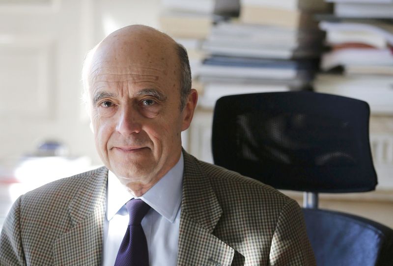 © Reuters. Former French Prime Minister and current Mayor of Bordeaux Juppe poses in his office at the city hall of Bordeaux