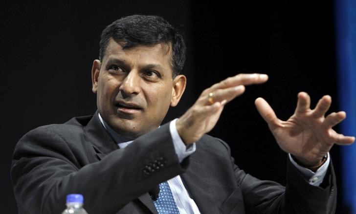 © Reuters. Reserve Bank of India's Governor Raghuram Rajan attends the "Financial Inclusion: Can It Meet Multiple Macroeconomic Goals?" event during the 2015 IMF/World Bank Annual Meetings in Lima,