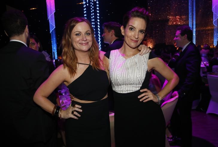 © Reuters. Atrizes Amy Poehler (E) e Tina Fey (D) posam para foto durante cerimônia do Emmy em Los Angeles