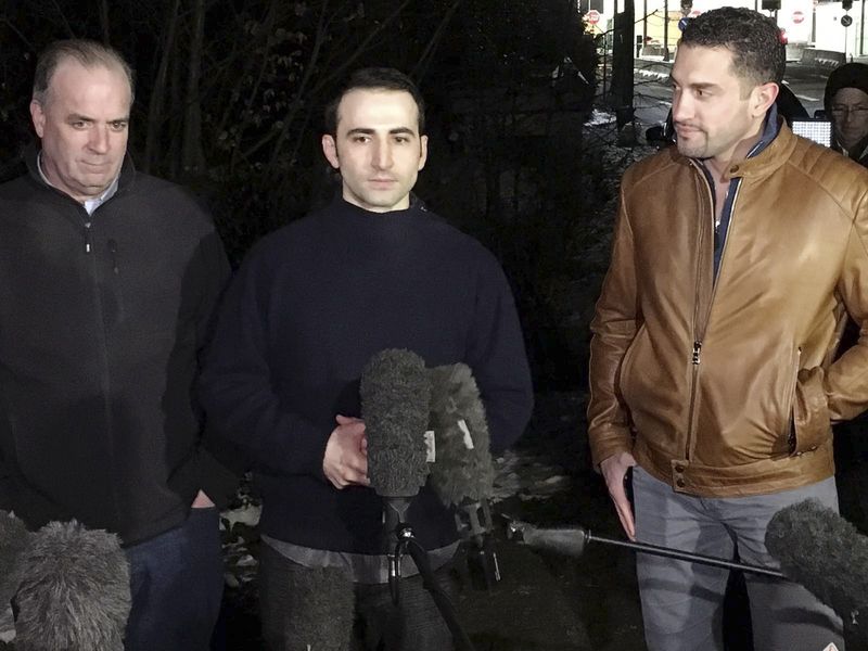 © Reuters. Amir Hekmati, flanked by U.S. Congressman Dan Kildee and brother-in-law Ramy Kurdi, speaks with media in Landstuhl