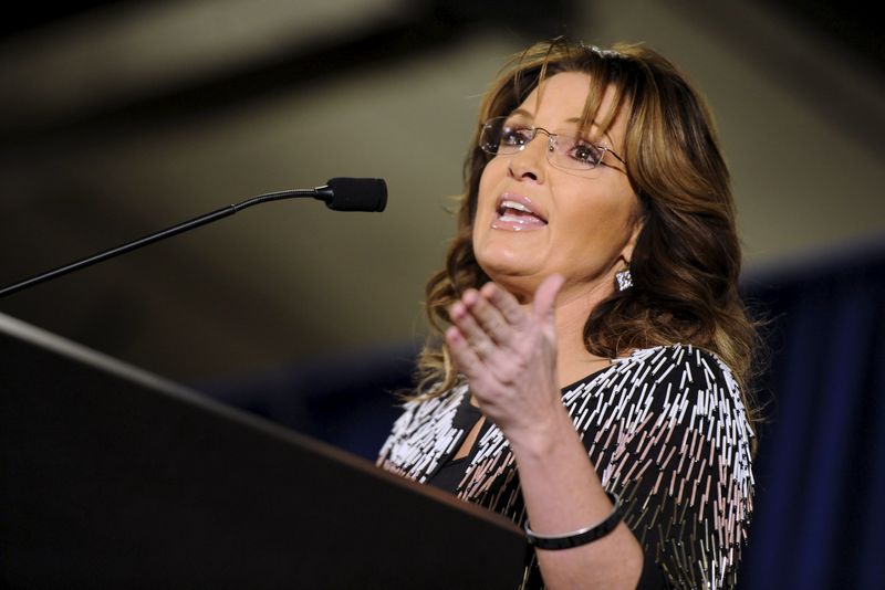 © Reuters. Palin speaks at a rally endorsing U.S. Republican presidential candidate Trump for President at Iowa State University in Ames, Iowa