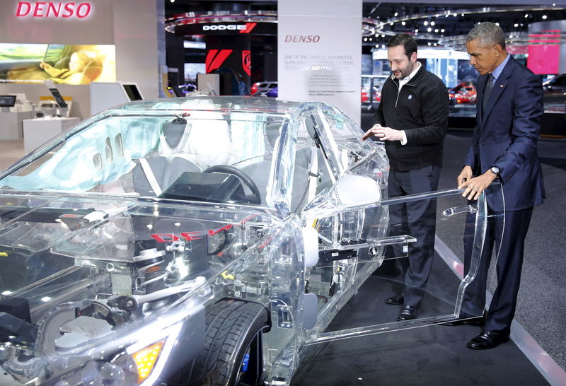 © Reuters. Johnson gives U.S. President Barack Obama a tour of the ZF's crash-avoidance and automated driving technologies at the North American International Auto Show in Detroit