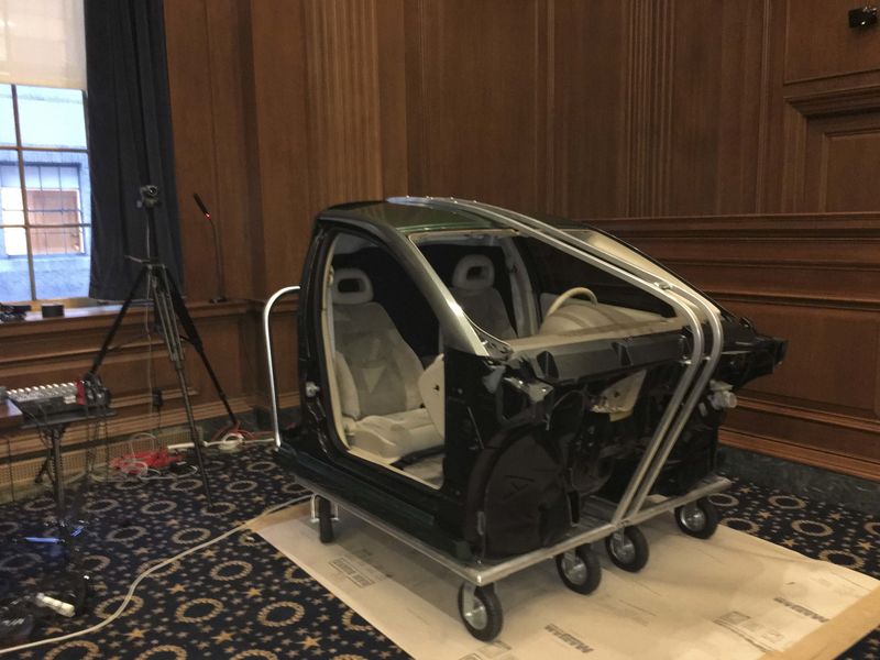 © Reuters. A portion of a GM automobile is displayed as evidence in a Manhattan federal courtroom in this undated handout photo provided by United States District Court for the Southern District of New York