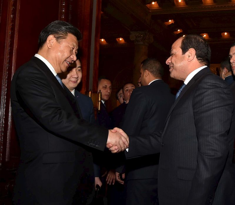 © Reuters. Egyptian President Abdel Fattah al-Sisi greets Chinese President Xi Jinping in Abdeen palace during the Chinese president's first day of his visit, in Cairo