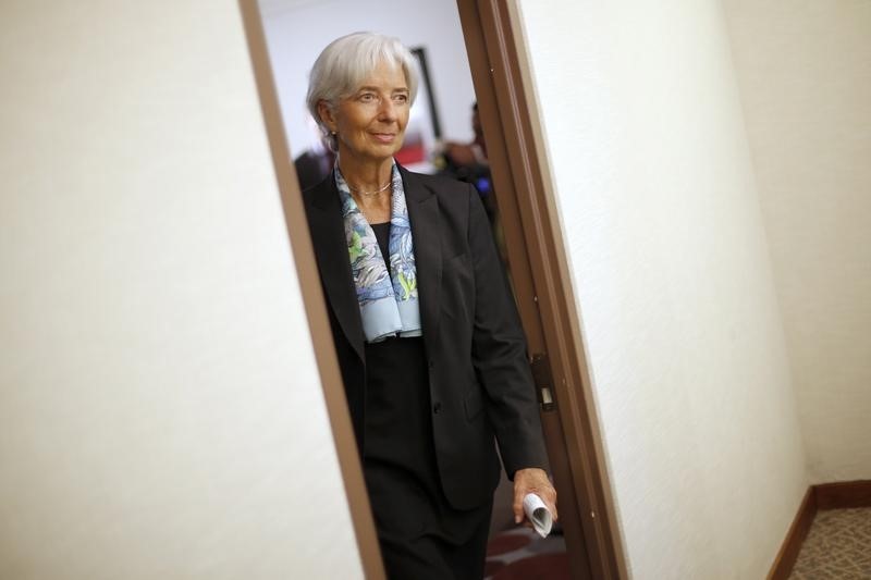 © Reuters. Lagarde returns to her office after an interview at IMF headquarters in Washington