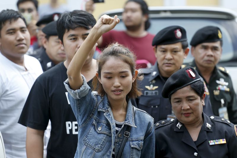 © Reuters. Student activist Chonthicha Jangrew arrives at the Thai military court in after being arrested in Bangkok