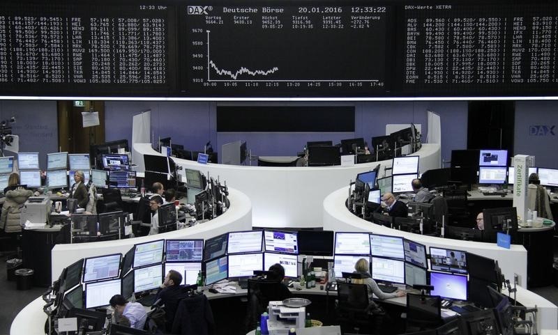 © Reuters. Las bolsas europeas rebotan tras alcanzar mínimos, impulsadas por Pearson 