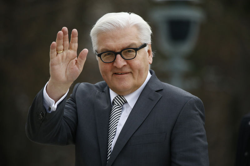 © Reuters. German Foreign Minister Steinmeier waves as he arrives for a meeting with his Polish counterpart Waszczykowski at the Lazienki Palace in Warsaw