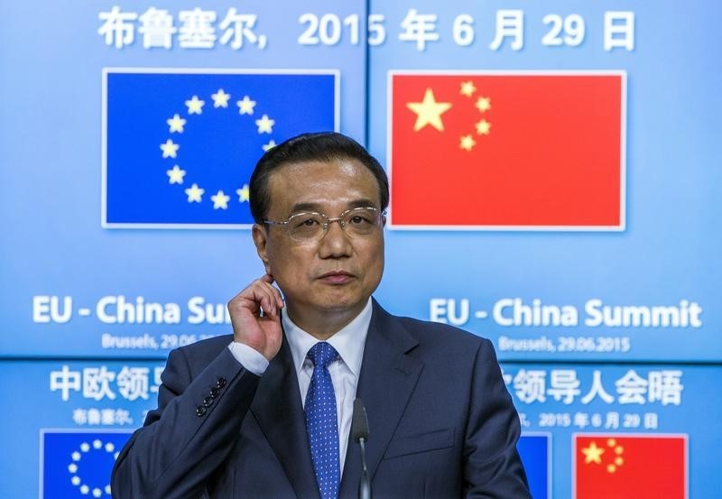 © Reuters. Chinese Premier Li Keqiang takes part in a news conference during a EU-China summit in Brussels