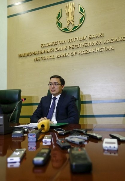 © Reuters. Daniyar Akishev, National Bank of Kazakhstan chairman, attends a news conference in Almaty, Kazakhstan