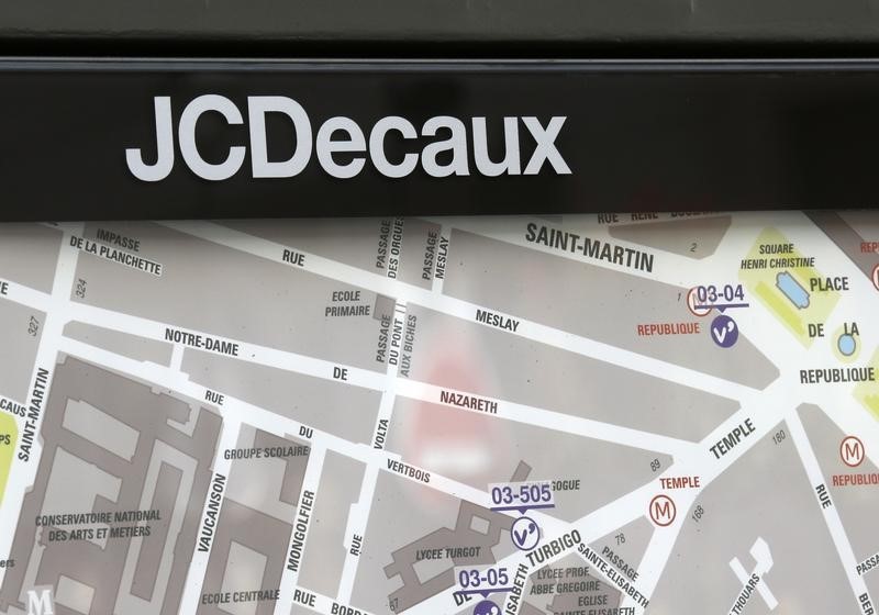 © Reuters. JCDECAUX GAGNE PRÈS DE 5% À LA MI-SÉANCE 