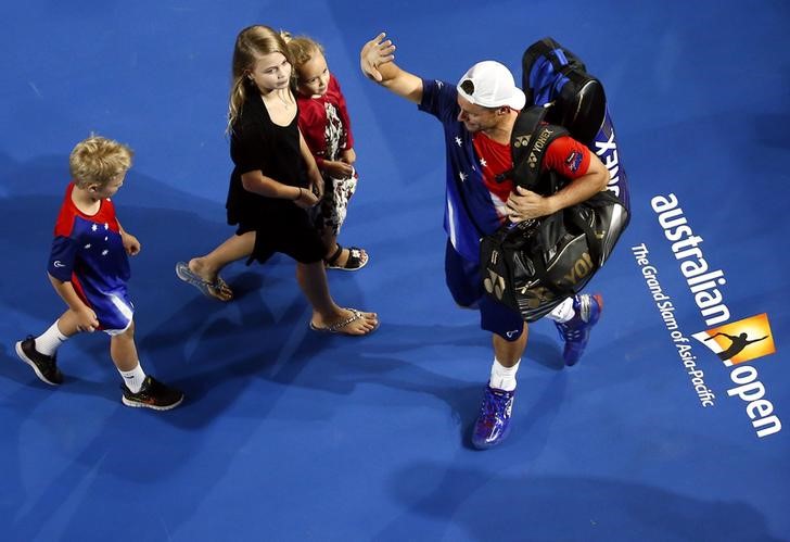 © Reuters. Hewitt cierra su carrera deportiva tras caer ante Ferrer en Abierto de Australia