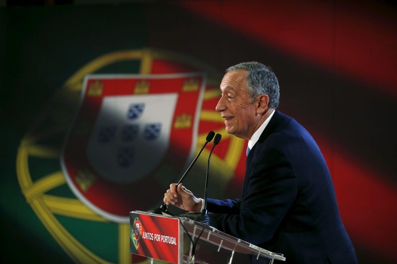 © Reuters. Portugal's presidential candidate Marcelo Rebelo de Sousa attends an election campaign event in Lourinha