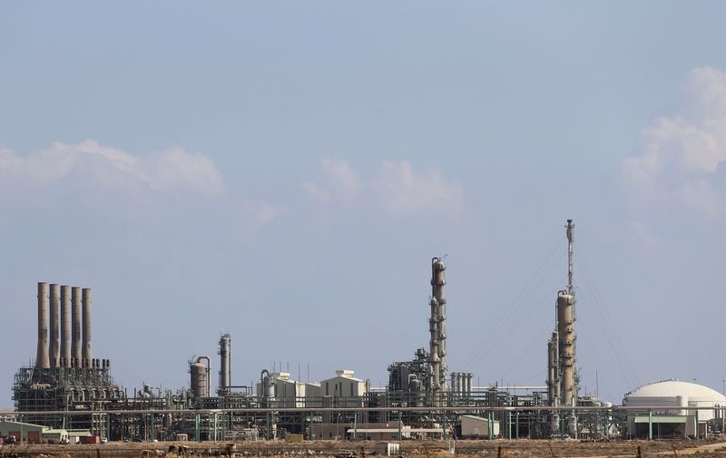 © Reuters. Vista geral da área industrial do porto de Ras Lanuf, em foto de arquivo