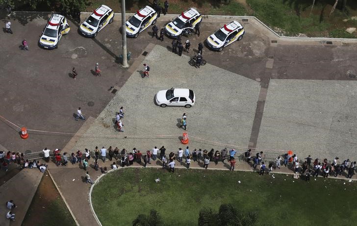 © Reuters. Fila de pessoas desempregadas em busca de trabalho em São Paulo