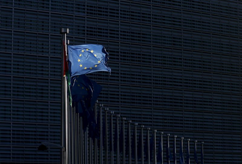 © Reuters. La bandiera della Ue davanti alla sede della Commissione Europea a Bruxelles