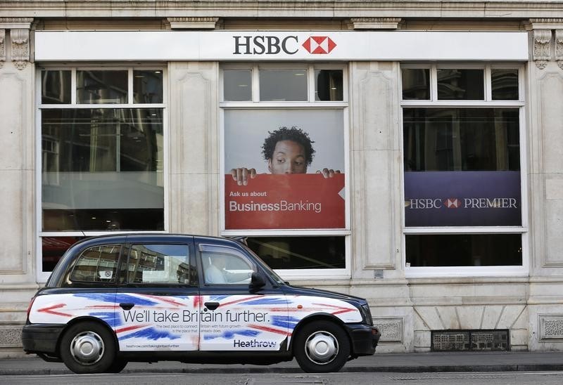 © Reuters. A taxi drives past a branch of HSBC bank in London