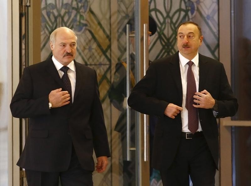 © Reuters. Belarus' President Lukashenko and his Azerbaijani counterpart Aliyev walk during their meeting in Minsk