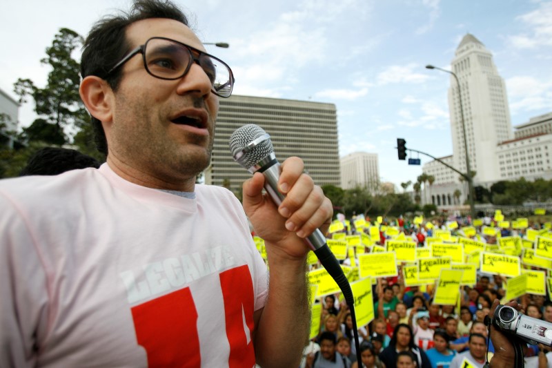 © Reuters. American Apparel owner Dov Charney speaks during a May Day rally protest march for immigrant rights, in downtown Los Angeles