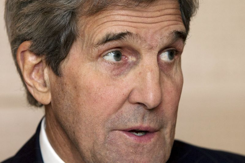 © Reuters. Secretário de Estado dos EUA, John Kerry, conversa com jornalistas durante o Fórum Econômico Mundial, em Davos, na Suíça