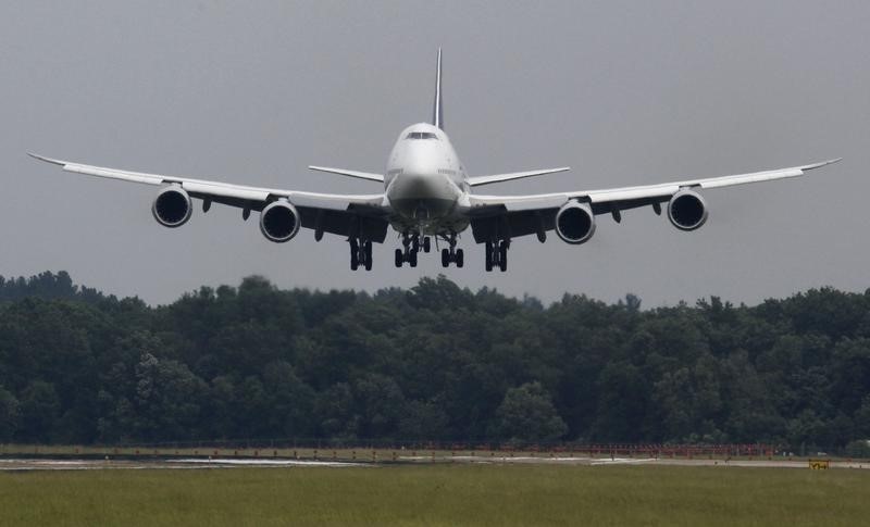 © Reuters. A Lufthansa Boeing 747-8 touches down at Dulles International Airport outside Washington