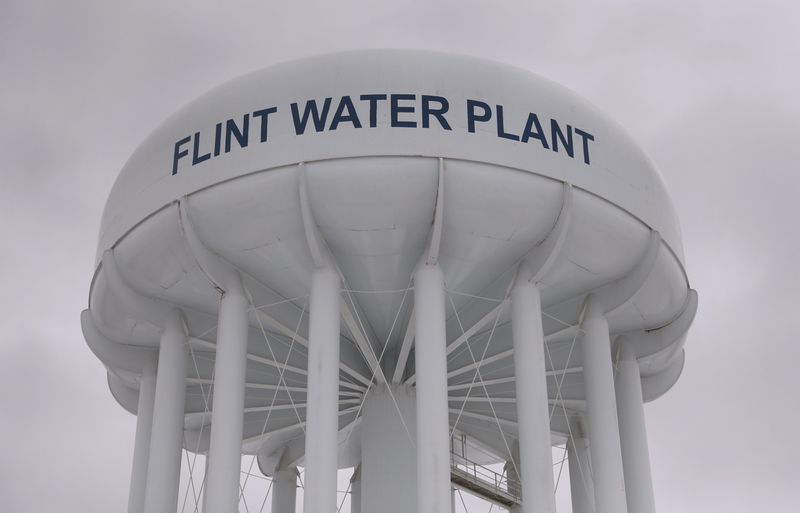 © Reuters. The top of a water tower is seen at the Flint Water Plant in Flint, Michigan 