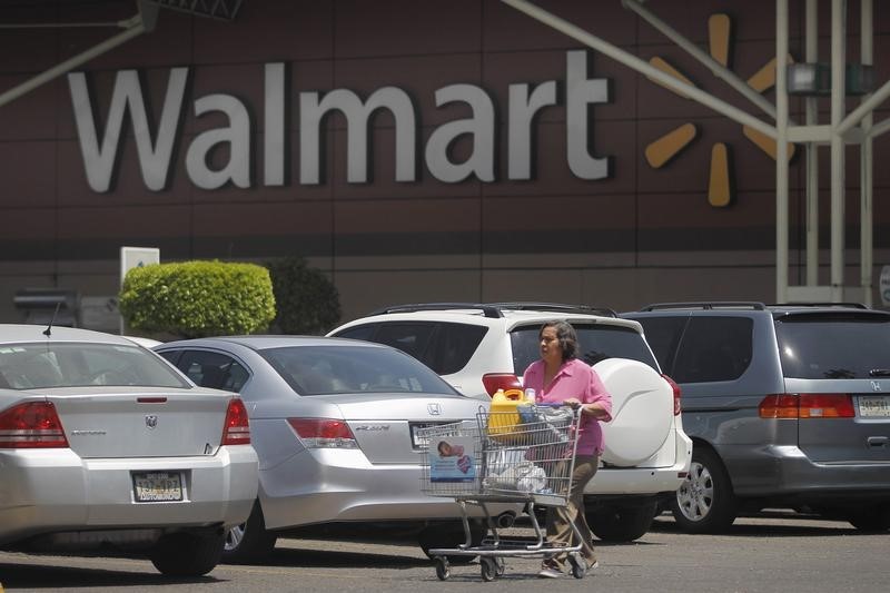 © Reuters. A shopper carts her purchases from a Wal-Mart store in Mexico City