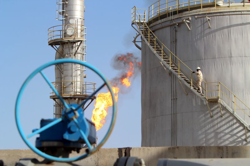 © Reuters. A worker climbs stairs at the Halfaya oilfield in Amara, southeast of Baghdad