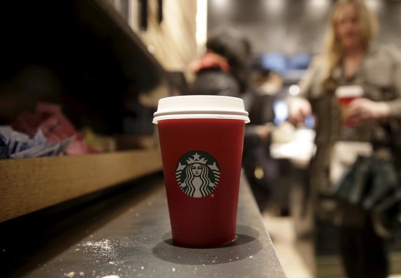 © Reuters. Los resultados de Starbucks decepcionan, acciones caen