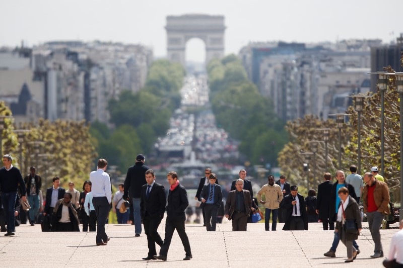 © Reuters. L'ACTIVITÉ ACCÉLÈRE DANS LE SECTEUR PRIVÉ