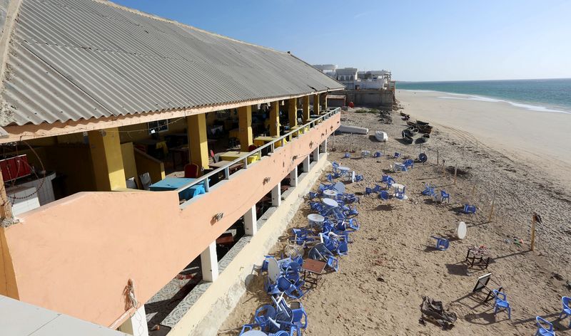 © Reuters. Un ataque islamista causa 17 muertos en un restaurante de playa en Somalia
