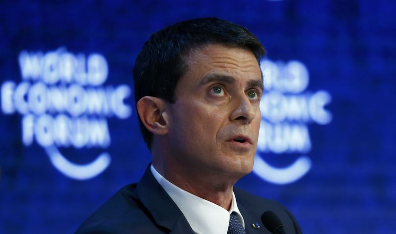 © Reuters. French Prime Minister Valls attends the session 'The Future of Europe' at the annual meeting of the World Economic Forum (WEF) in Davos