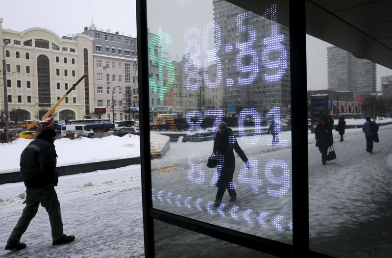 © Reuters. Табло у пункта обмена валюты в Москве 