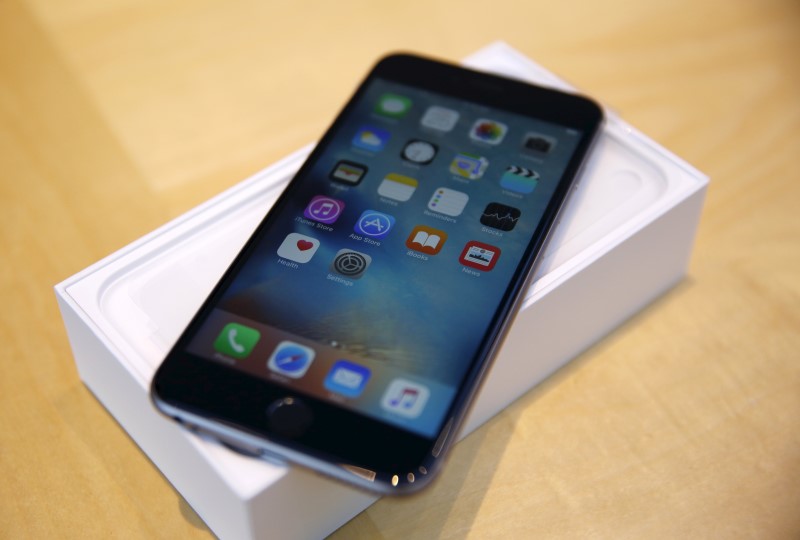 © Reuters. An iPhone 6S Plus is seen at the Apple retail store in Palo Alto