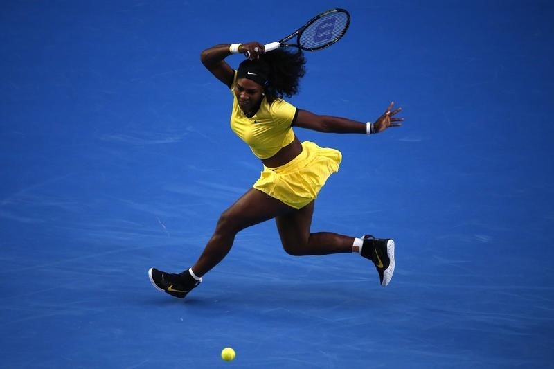 © Reuters. سيرينا تشق طريقها بقوة نحو الدور الرابع لبطولة استراليا المفتوحة