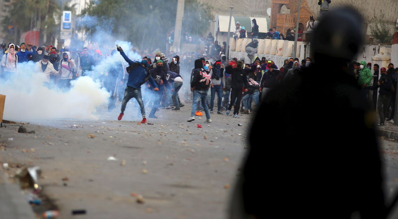 © Reuters. تونس تفرض حظر التجوال الليلي بكامل البلاد مع استمرار احتجاجات عنيفة