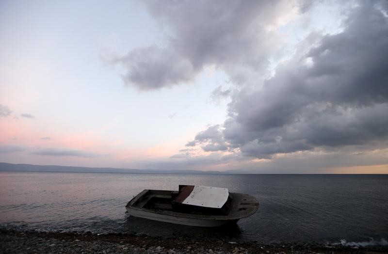 © Reuters. غرق 42 مهاجرا على الأقل إثر غرق قاربين قبالة جزيرتين يونانيتين
