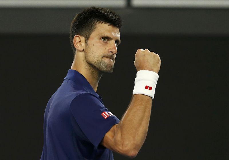 © Reuters. Djokovic y Federer se meten en octavos de final del Abierto de Australia