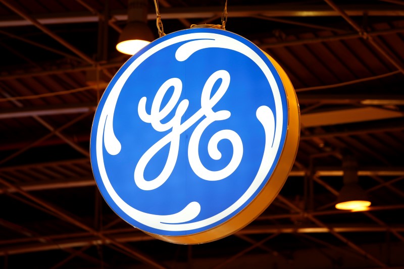 © Reuters. Логотип General Electric на газовой конференции в Париже