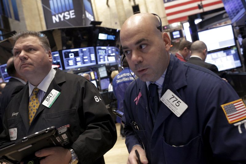 © Reuters. Traders work on the floor of the NYSE