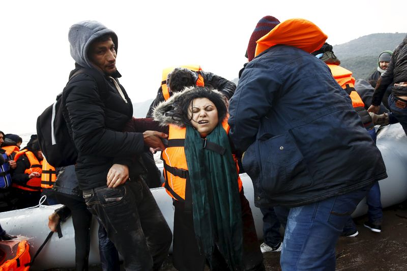 © Reuters. Al menos 42 inmigrantes, incluidos 17 niños, mueren en naufragio en Grecia