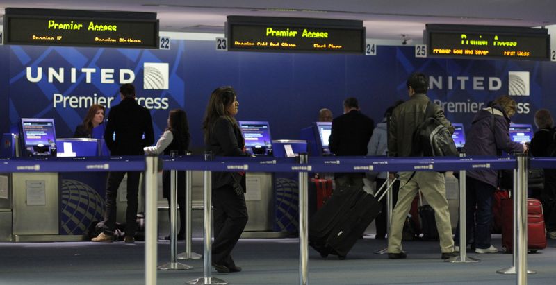 © Reuters. Customers of United wait in line to check in at Newark International airport in New Jersey in this file photo