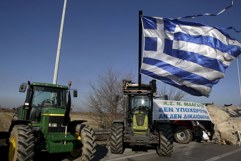 © Reuters. A Greek national flag flutters on a tractor during a demonstration of Greek farmers against planned pension reforms near the city of Thessaloniki